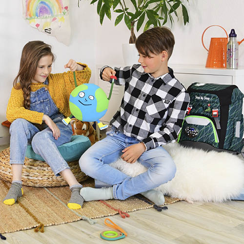 kids playing peacefuly with the earth, sustainable title=